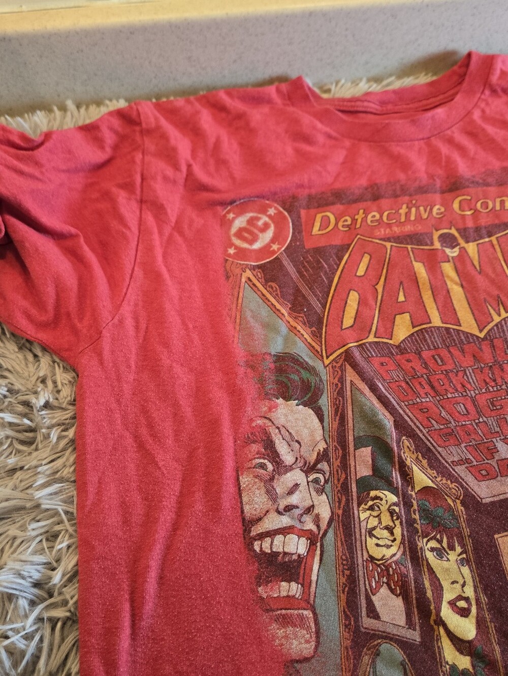 DC Comics Batman Detective Comics Graphic Tee - Red Size Large - Picture 9 of 12